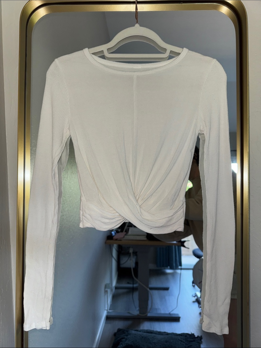 ALO Yoga White Twist-Detail Long Sleeve Cropped Top
